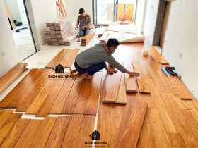 210m2 sàn gỗ Gõ Đỏ Lào trong 2 căn chung cư đập thông