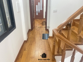 CẢI TẠO NHÀ PHỐ - THỰC TẾ THI CÔNG SÀN CỬA CẦU THANG GỖ GÕ ĐỎ