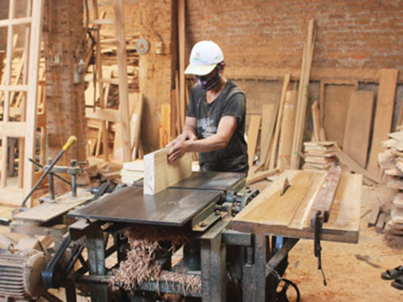 sản xuất sàn gỗ tự nhiên tại các xưởng mộc truyền thống không đảm bảo chất lượng