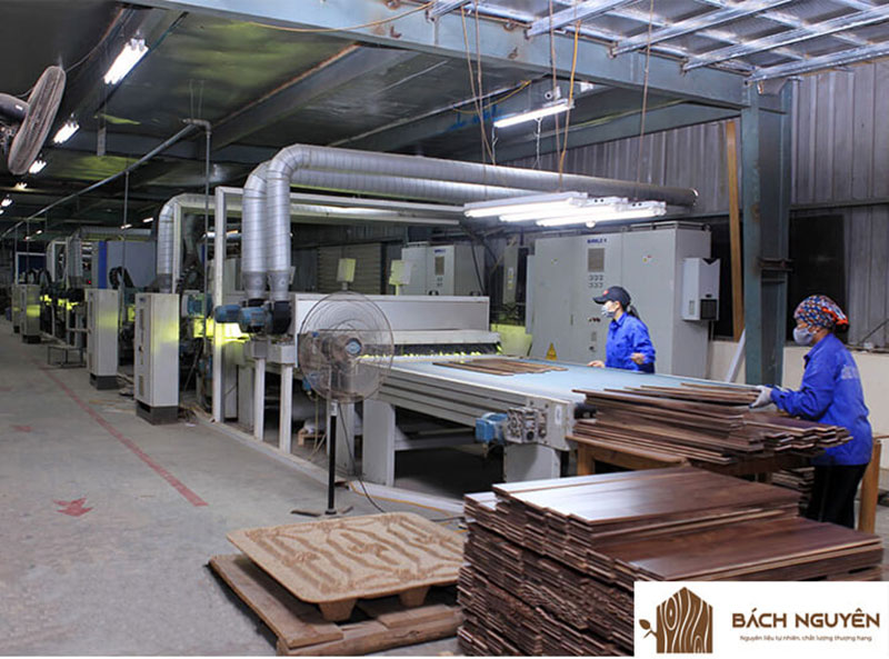 sản xuất sàn gỗ tự nhiên trên dây truyền máy móc hiện đại