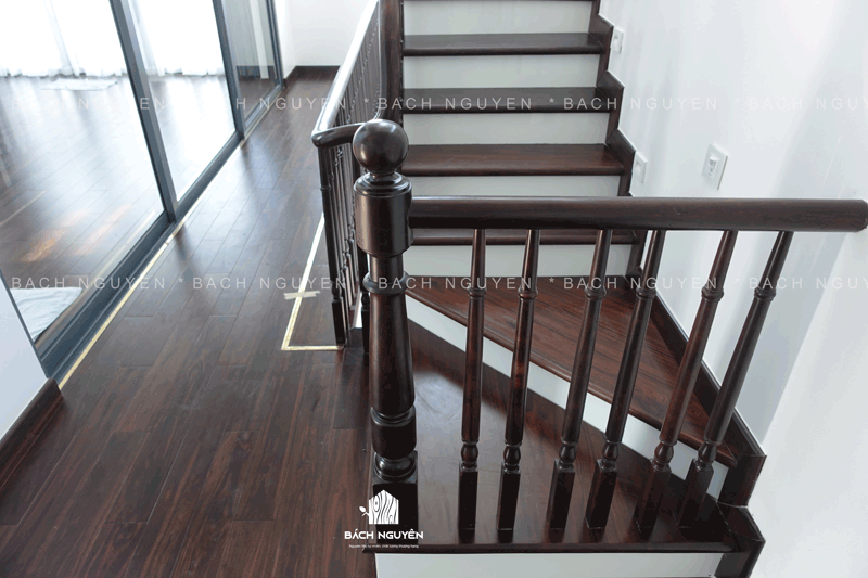 Đồng bộ sàn gỗ và cầu thang gỗ tự nhiên cho căn hộ cao cấp