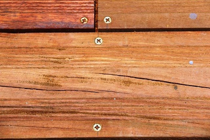 Tại sao đồ gỗ tự nhiên sau một thời gian sử dụng có thể bị nứt?